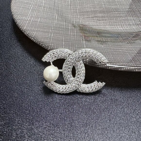 Chanel brooches - Picture 3 of 7
